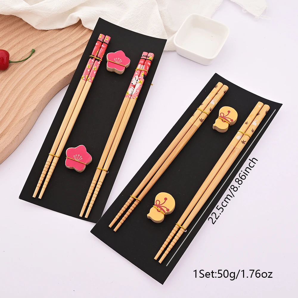Ensemble de 2 paires de baguettes réutilisables en bambou faites à la main, style japonais, en bois naturel, pour sushi, avec motifs chat et fleur, multicolores – | Studio Nichijo Paris