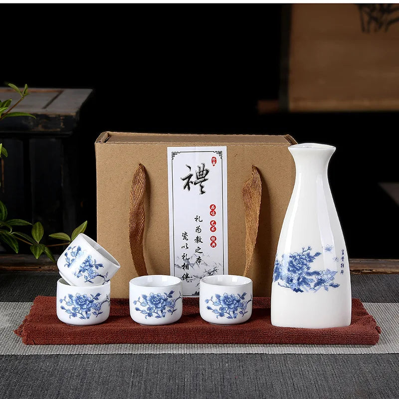 Service à Saké Céramique – Carafe & Tasses Style Rétro – Fabrication Artisanale – Coffret Motif Pivoine | Studio Nichijo Paris