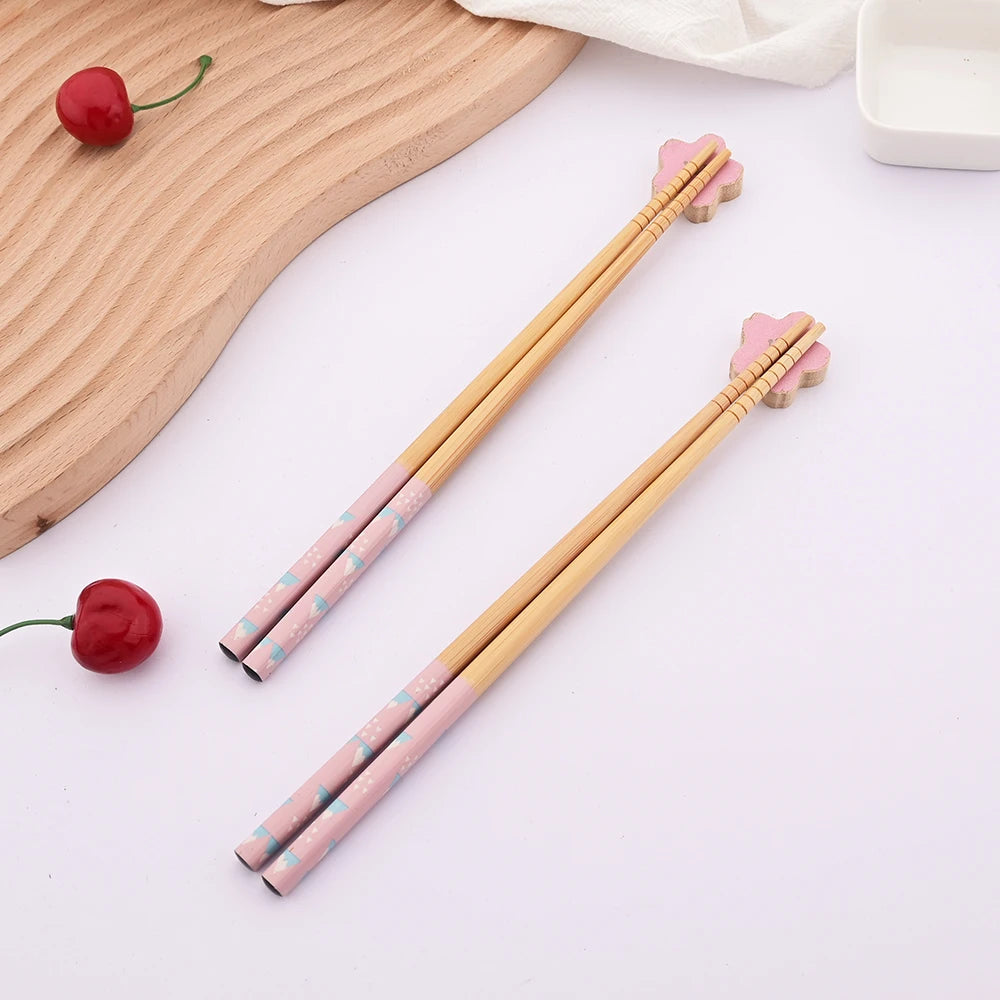 Ensemble de 2 paires de baguettes réutilisables en bambou faites à la main, style japonais, en bois naturel, pour sushi, avec motifs chat et fleur, multicolores – | Studio Nichijo Paris