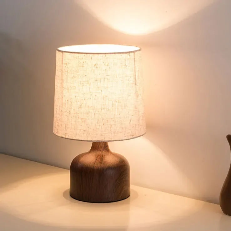 Lampe de Chevet en Fer et Tissu – Style Rétro Wabi-Sabi – Komorebi | Studio Nichijo Paris