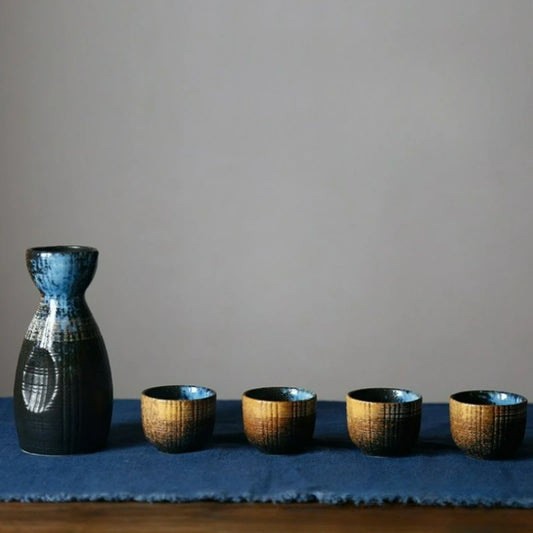 Tōji – Service à Saké en Céramique Artisanale – Carafe & 4 Tasses – Fabrication Artisanale – Set complet 4 Tasses et leur carafe | Studio Nichijo Paris