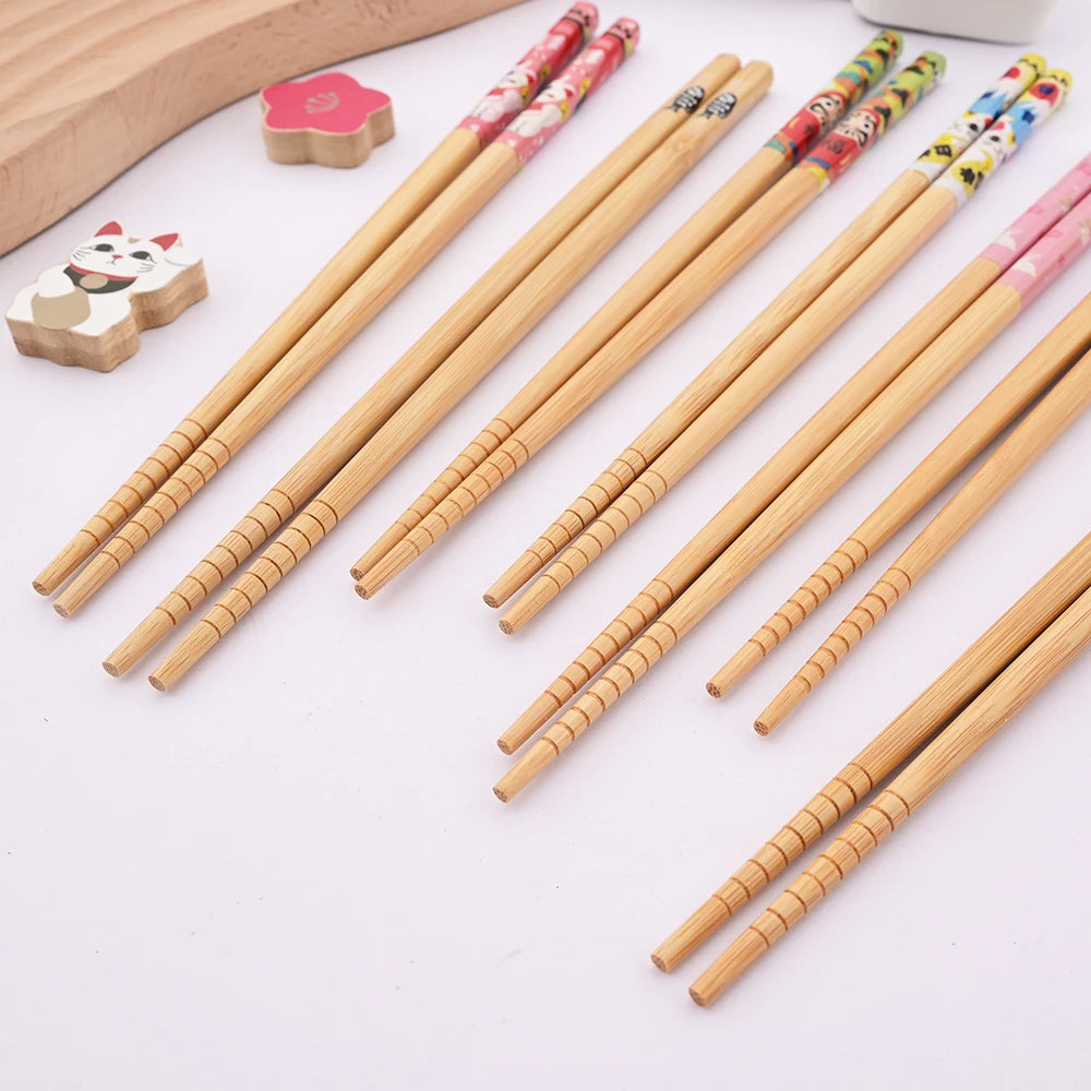 Ensemble de 2 paires de baguettes réutilisables en bambou faites à la main, style japonais, en bois naturel, pour sushi, avec motifs chat et fleur, multicolores – | Studio Nichijo Paris