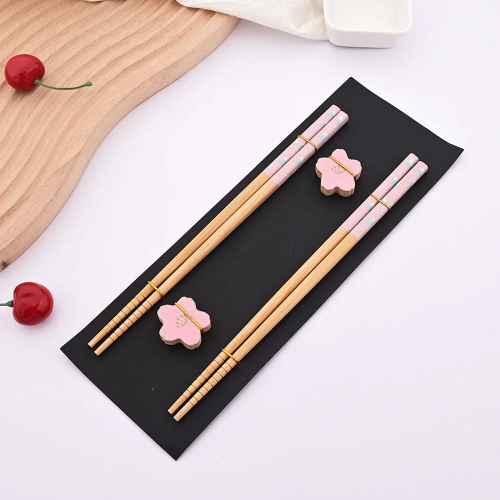 Ensemble de 2 paires de baguettes réutilisables en bambou faites à la main, style japonais, en bois naturel, pour sushi, avec motifs chat et fleur, multicolores – Pink Snow Mountain | Studio Nichijo Paris