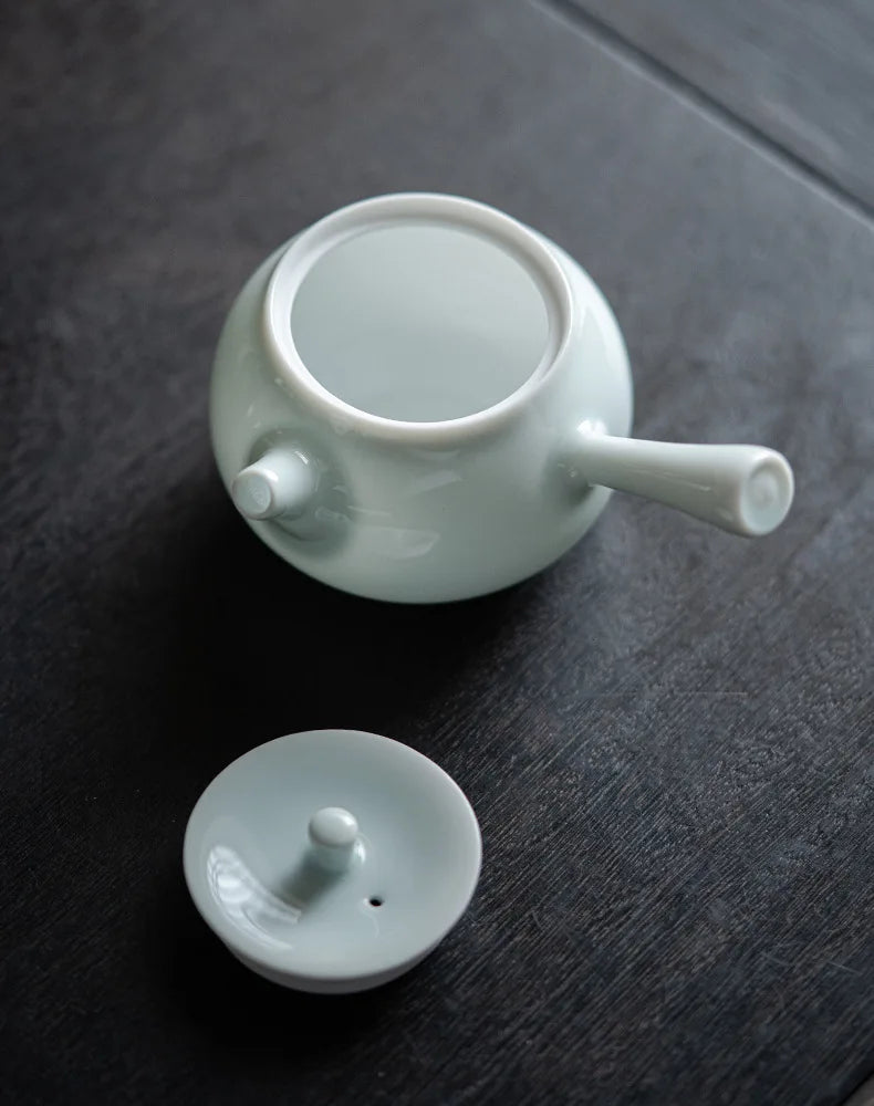 Théière en Céramique Céladon — Faite à la Main – Filtre Intégré – 150 ml – | Studio Nichijo Paris